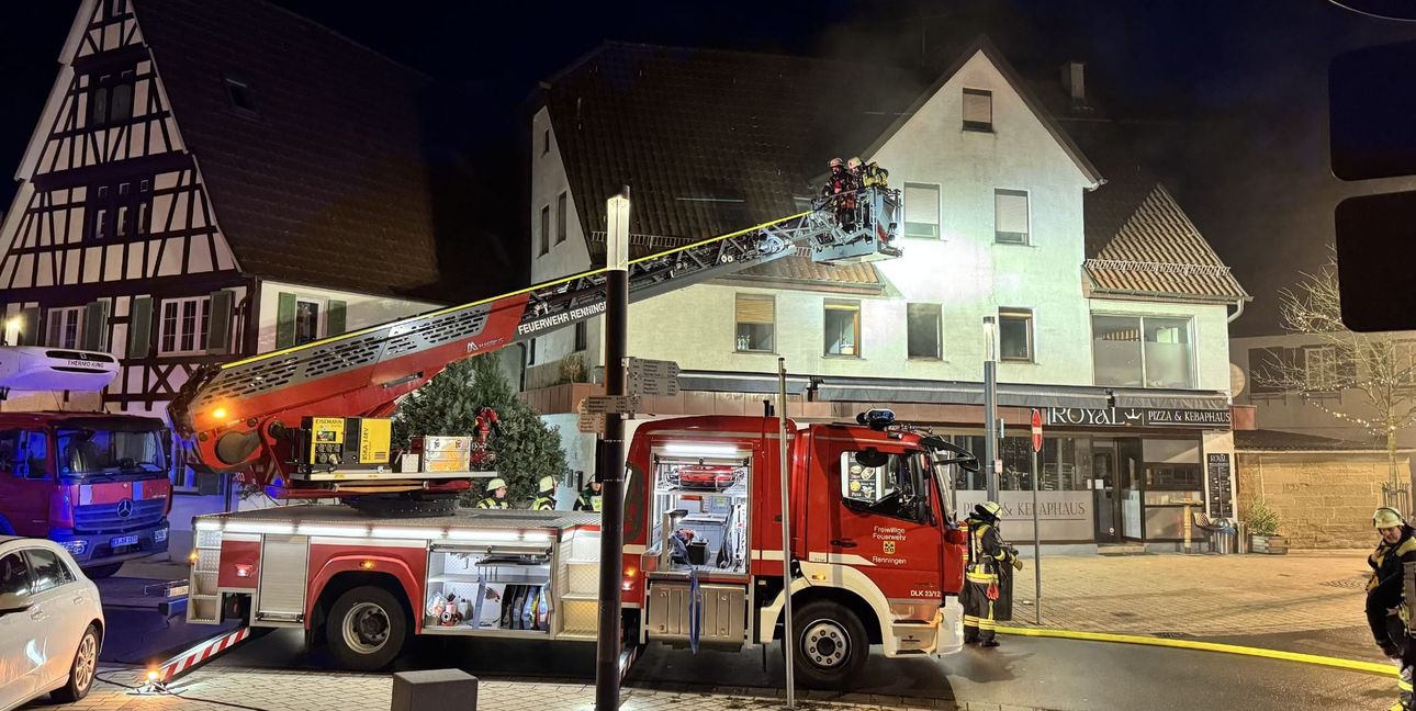 Der Brand ereignete sich in einem Mehrfamilienhaus in der Weil der Städter Straße.