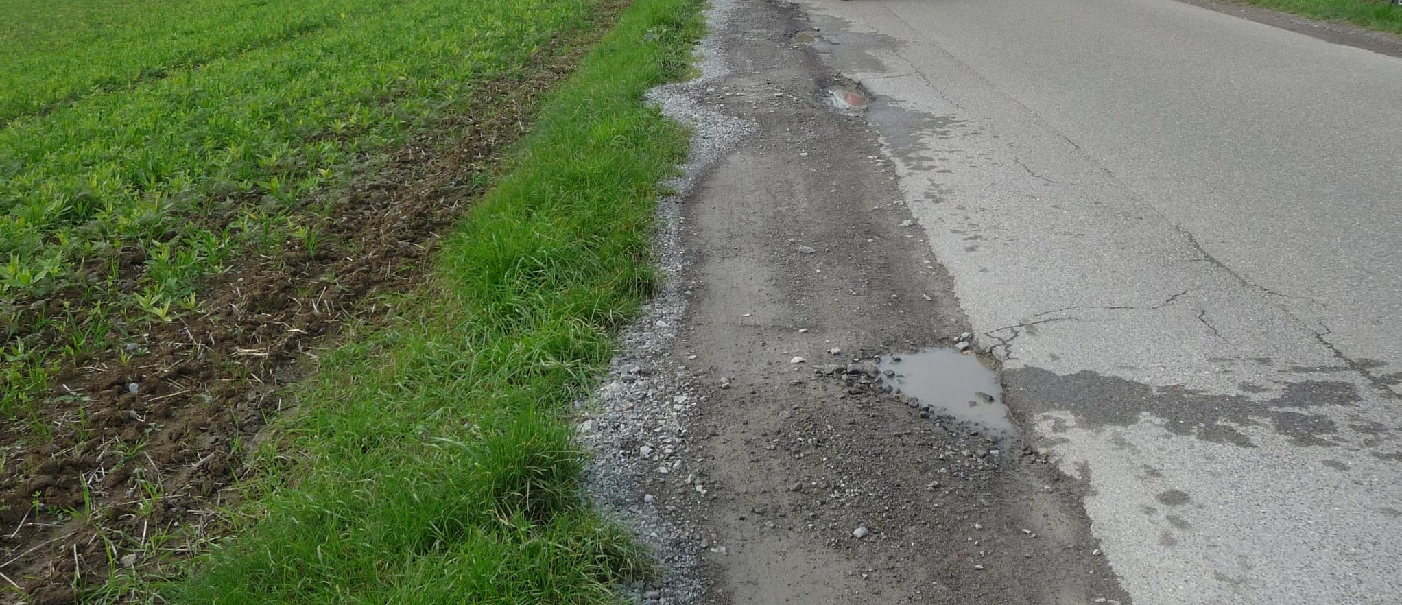 Das Bild zeigt: Für ein Auto hat die Straße eine komfortable Breite, für zwei Autos nebeneinander ist sie zu schmal.  Bild: Reichert