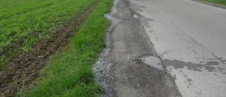 Das Bild zeigt: Für ein Auto hat die Straße eine komfortable Breite, für zwei Autos nebeneinander ist sie zu schmal.  Bild: Reichert