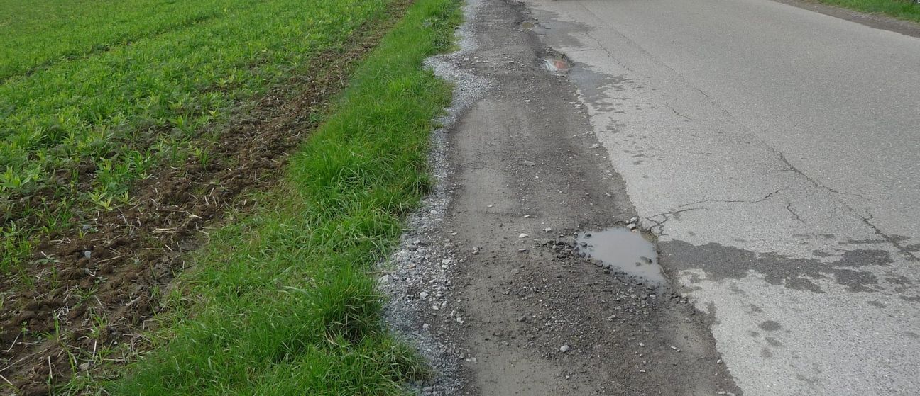 Das Bild zeigt: Für ein Auto hat die Straße eine komfortable Breite, für zwei Autos nebeneinander ist sie zu schmal.  Bild: Reichert