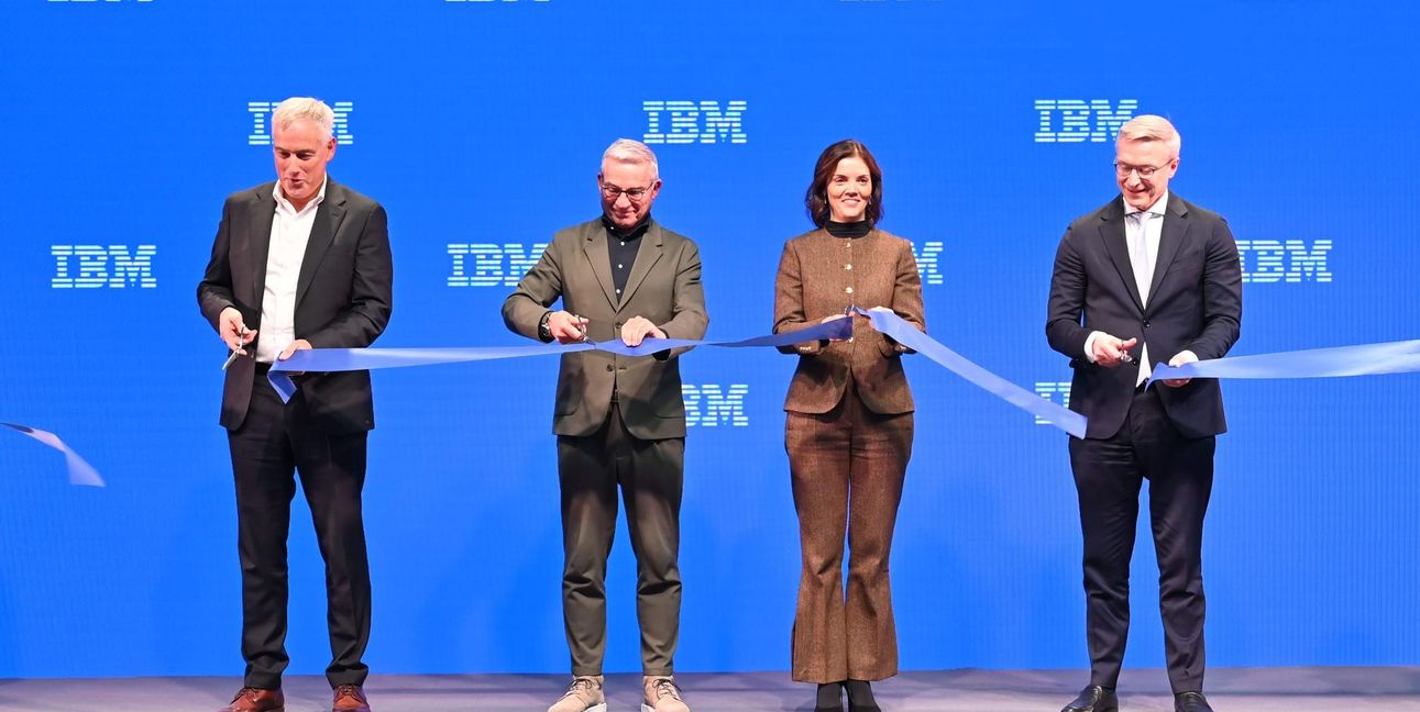 Damit die 450 Gäste das Durchschneiden des Bandes miterleben konnten, fand das Geschehen nicht vor dem Eingang, sondern auf der Bühne des Saales statt. Von links: Wolfgang Wendt, Thomas Strobl, Ana Paula Assis und Dr. Karsten Wildberger.