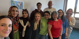 von links nach rechts: Maren Ehrmann, Homeira Abassi aus Afghanistan, Manal Alafandi aus Syrien, Juliane Winkelmann, Mats Ackermann, Larissa Kuhn aus Kasachstan, Vitalin Ignatyev aus der Ukraine, Susanne Schäfer, Anna Ignatyev aus der Ukraine und Natalia