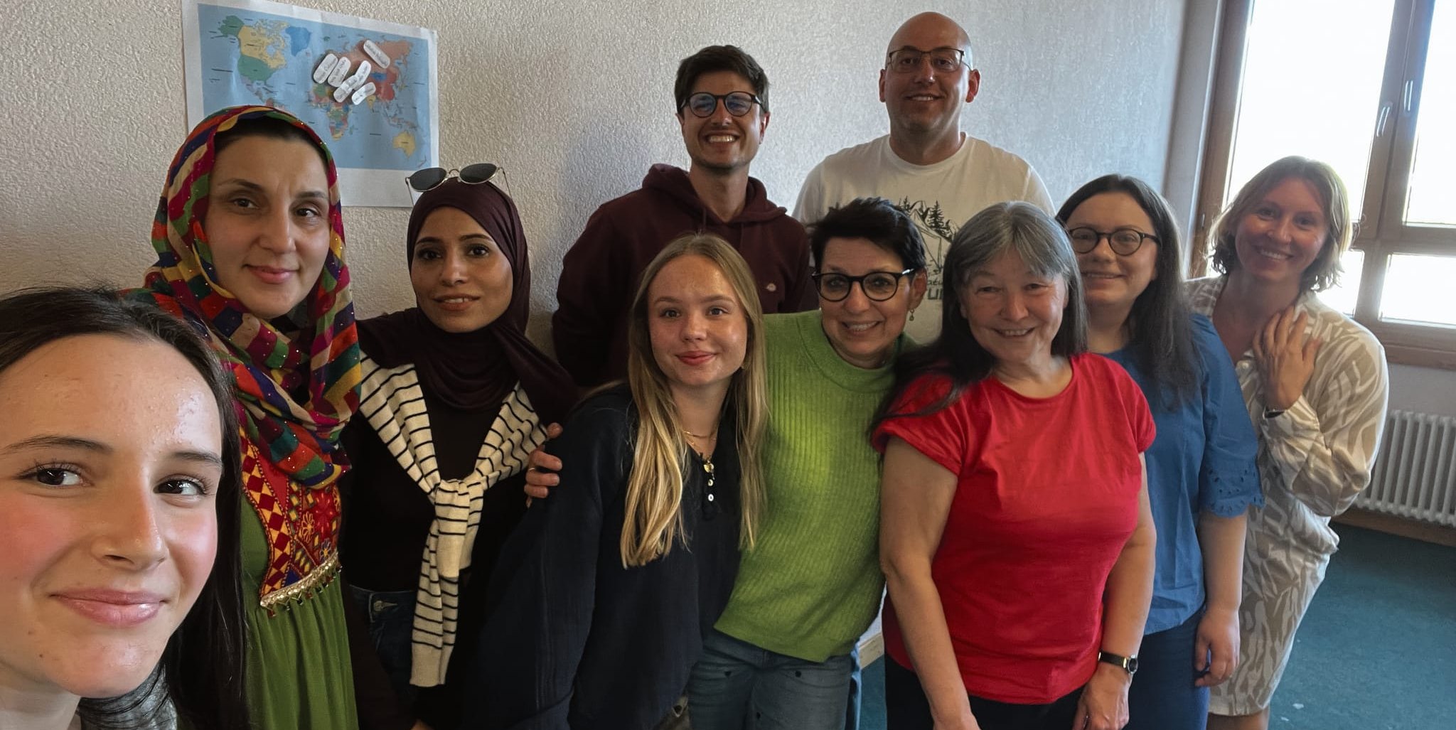von links nach rechts: Maren Ehrmann, Homeira Abassi aus Afghanistan, Manal Alafandi aus Syrien, Juliane Winkelmann, Mats Ackermann, Larissa Kuhn aus Kasachstan, Vitalin Ignatyev aus der Ukraine, Susanne Schäfer, Anna Ignatyev aus der Ukraine und Natalia