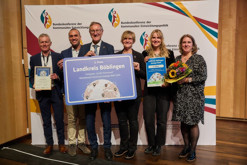 Landrat Roland Bernhard (Dritter von links): „Wir wollen als Landkreis mit gutem Beispiel vorangehen“.