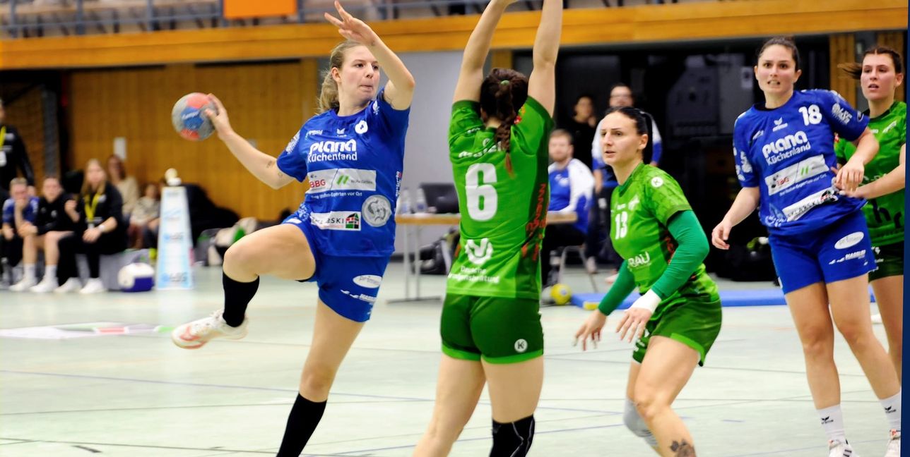 Svenja Hille (beim Sprungwurf) war beim 33:29-Auswärtssieg der HSG Böblingen/Sindelfingen bei der SG BBM Bietigheim neun Mal erfolgreich.