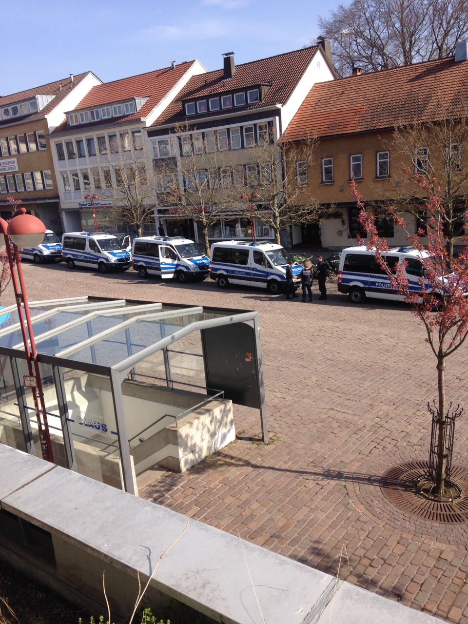 Vor der Evakuierung: Auf dem Sindelfinger Marktplatz stehen Einsatzwagen der Polizei bereit. Bild: Haar
