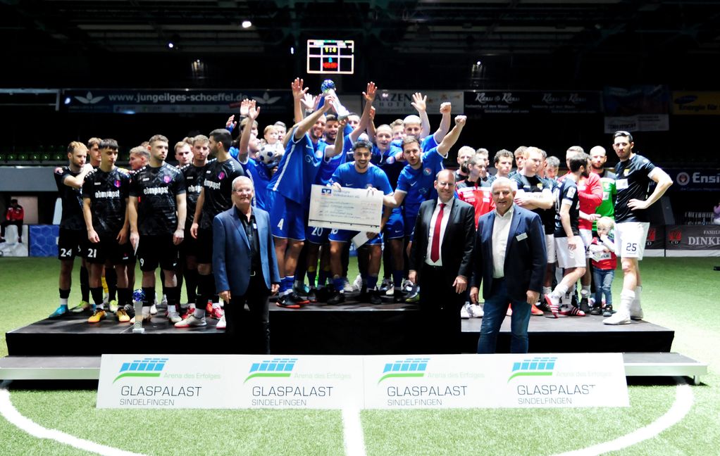 Die Verbandsliga-Fußballer von Calcio Leinfelden/Echterdingen gewinnen zum ersten Mal die Hallen-Gala im Sindelfinger Glaspalast. Bild: photostampe
