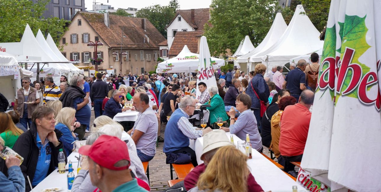 Weiße Zelte, volle Tische, entspannte Stimmung: Der Sindelfinger Schlemmermarkt lockt Genießer in die Innenstadt. Bild: Dettenmeyer/A