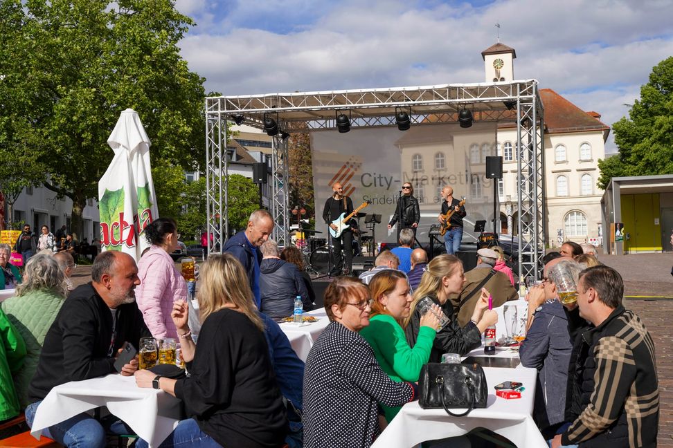 Musikalisch wird von Rock bis Pop, von Schlager bis Country alles geboten.