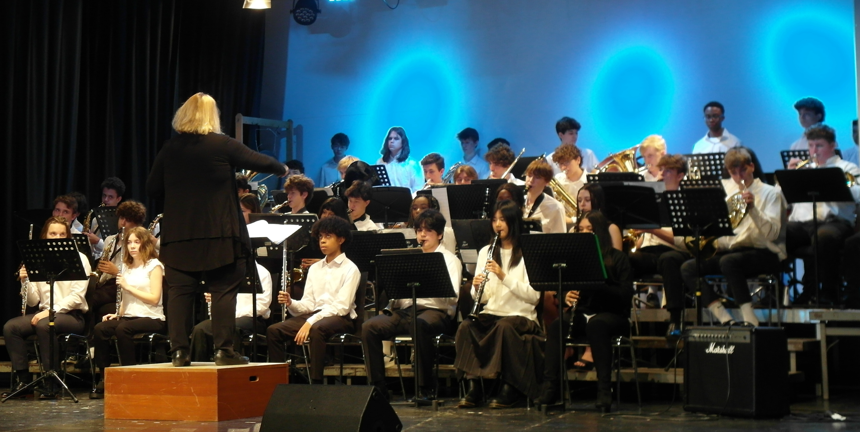 Beim Besuch des Chors und des Orchesters der im Jahr 1888 gegründeten Latin School of Chicago in Sindelfingen stehen unter anderem Auftritte in der Aula des Goldberg-Gymnasiums auf dem Programm - so wie hier des Schulorchesters unter Leitung von Cynthia Gradek.