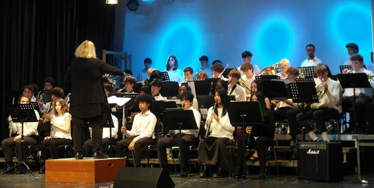 Beim Besuch des Chors und des Orchesters der im Jahr 1888 gegründeten Latin School of Chicago in Sindelfingen stehen unter anderem Auftritte in der Aula des Goldberg-Gymnasiums auf dem Programm - so wie hier des Schulorchesters unter Leitung von Cynthia Gradek.