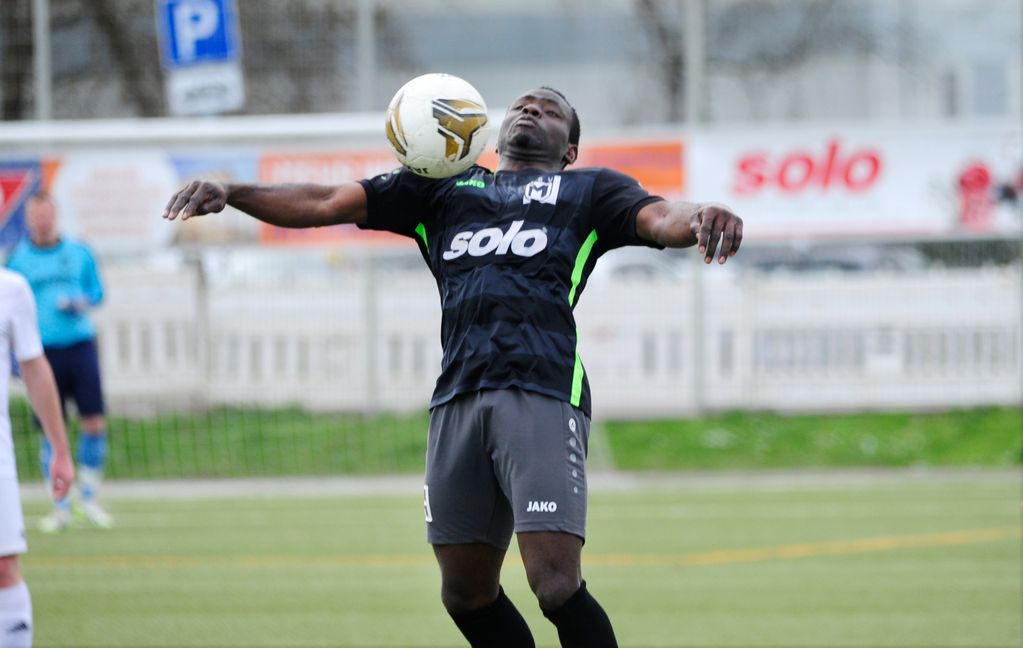 Tolle Ballbehandlung von Abdoul Goffar Tchagbele. Der GSV erkämpfte sich gegen Gültlingen einen Punkt, obwohl beim 2:2 kein Maichinger Spieler traf.Bild: Photostamoe