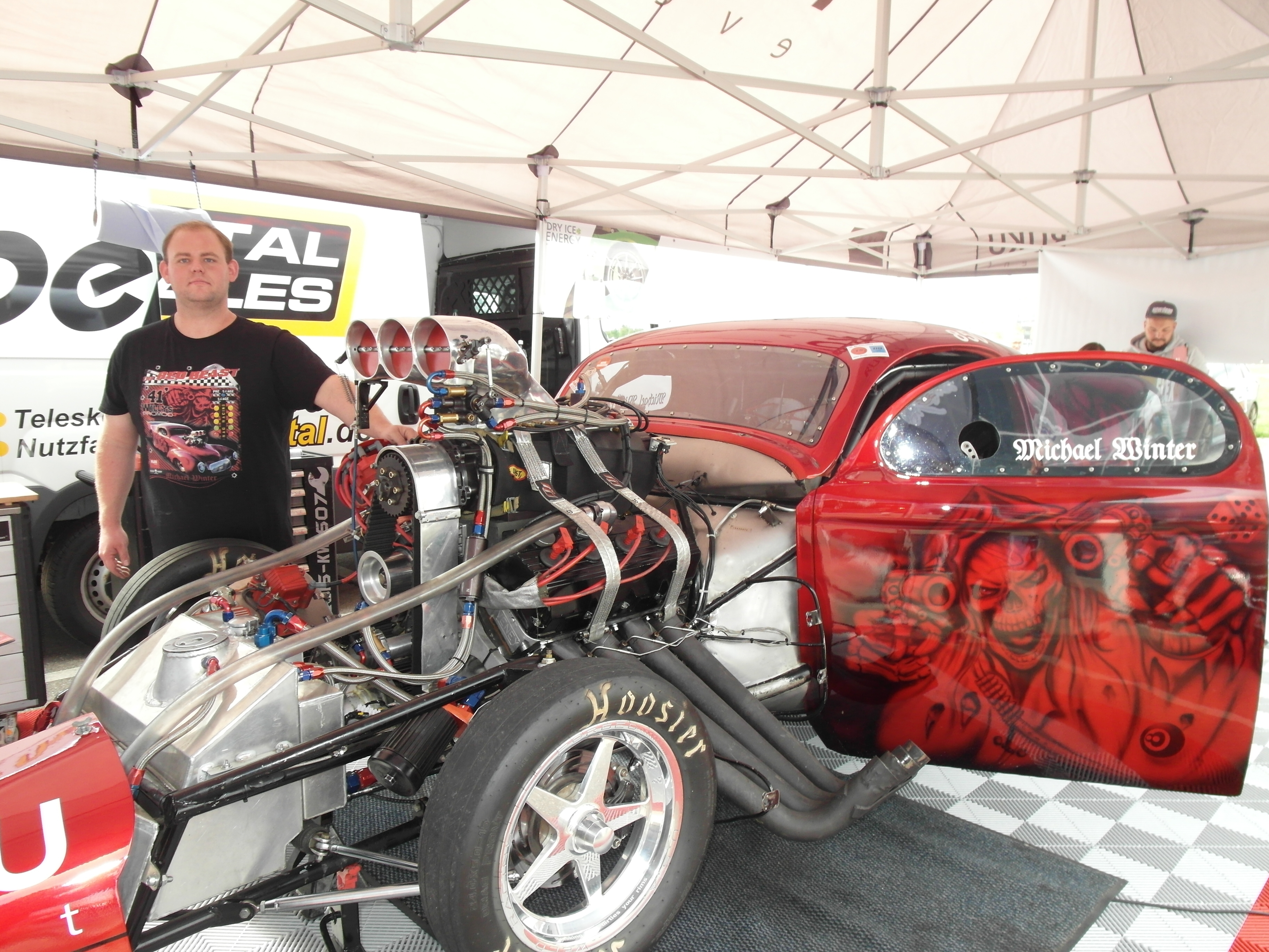 Michael Winter und sein Dragster Willys Coupé Pro Mod. Bild: Staber
