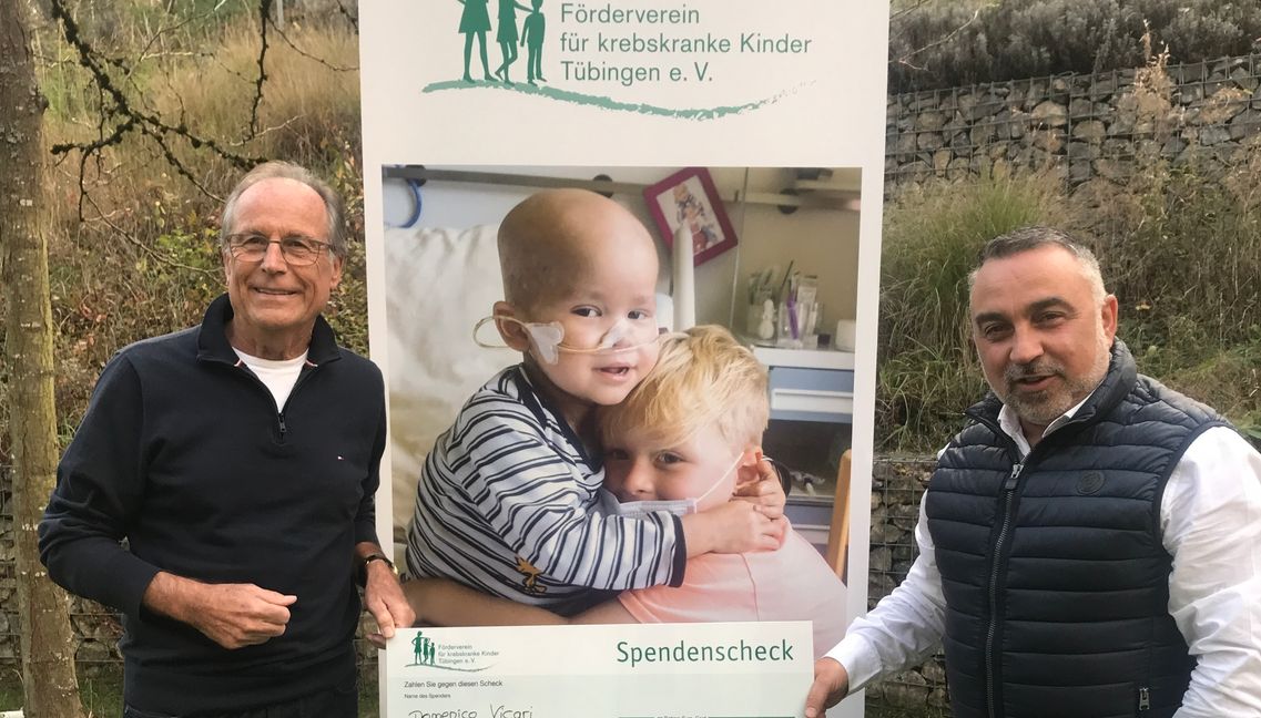 Horst Simschek vom Förderverein für krebskranke Kinder Tübingen (links) nimmt den Scheck von Domenico Vicari entgegen.       Bild: z