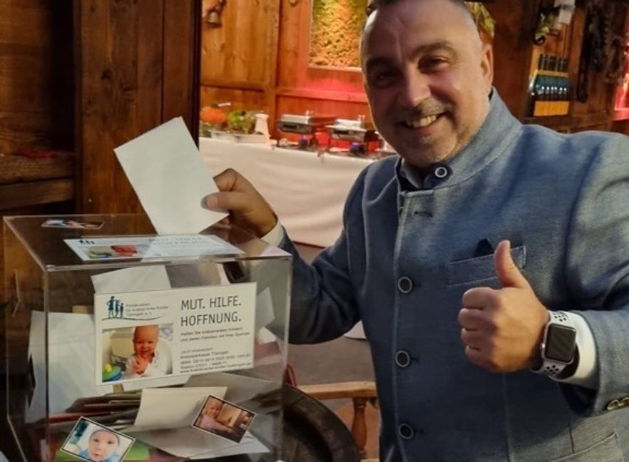 Gute Laune an der Spendenbox: Domenico Vicari rundet auf.       Bild: z