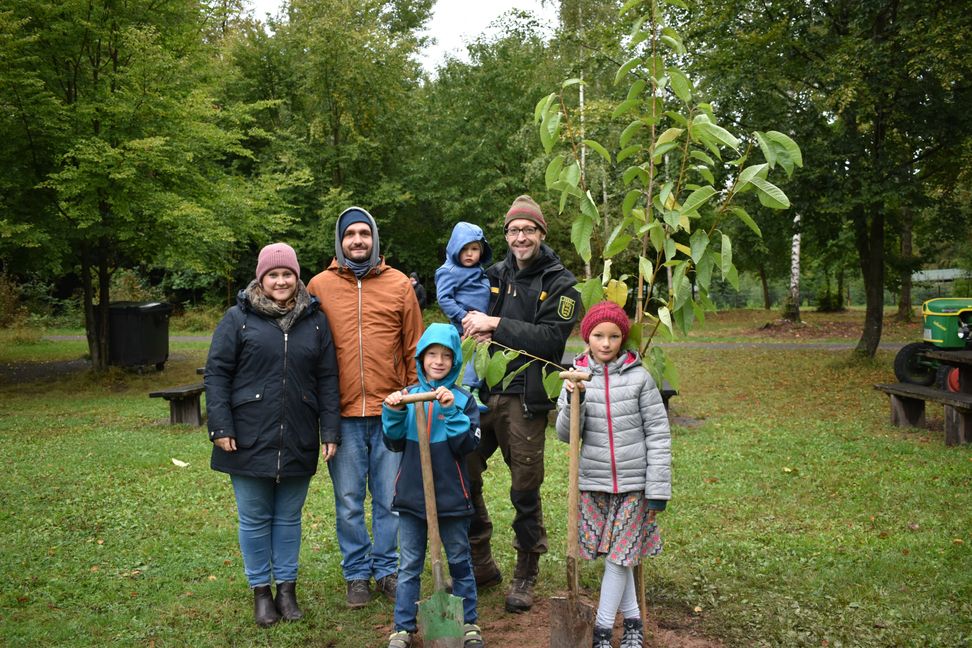 Charlotte und Sebastian Bartels mit Johann und Luise, dahinter Förster Markus Klas mit seinem Sohn Lennard Klas.
