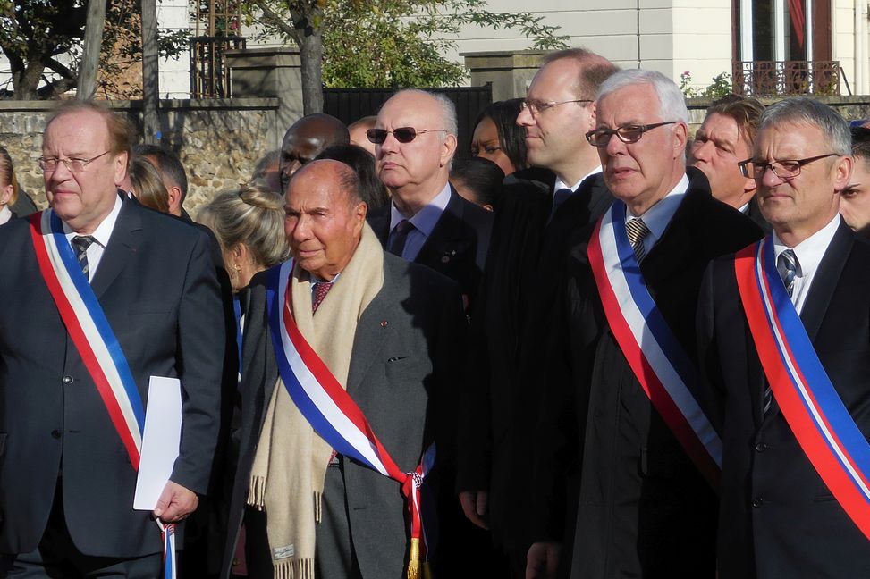Vereint am französischen Nationalfeiertag 2014 zum Ende des Ersten Weltkriegs: von links Jean-Pierre Bechter, damals Bürgermeister in Corbeil-Essonnes und jetzt wegen Stimmenkaufs verurteilt, sein Vorgänger Serge Dassault, der 2018 gestorben ist, Altstadtrat Jean Bédu, Sindelfingens Oberbürgermeister Dr. Bernd Vöhringer, Altstadtrat Jean-Michel Fritz, der wie Jean Bédu nicht in den Korruptionsprozess involviert war, und ganz rechts der damalige Oppositionschef und im Juni 2020 zum Bürgermeister in der Sindelfinger Partnerstadt gewählte Bruno Piriou. 
Bild: P. Bausch