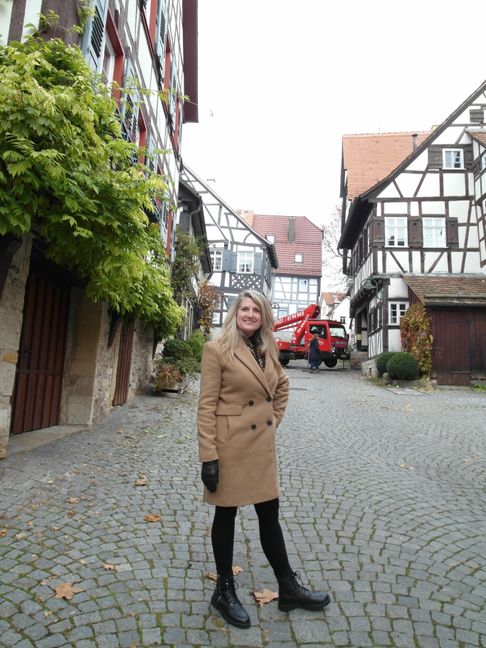 Stefi Koonce an ihrem persönlichen Hotspot, der Sindelfinger Altstadt. Bild: Staber