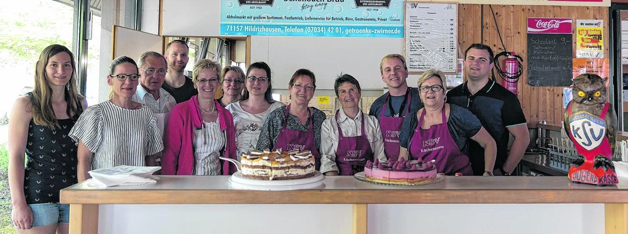 Die freiwilligen Helfer des KSV Holzgerlingen sorgten nicht nur für einen reibungslosen Ablauf der Meisterschaft, sie servierten auch leckeren Kuchen. Bilder: Nüßle/ designer_an /Adobe Stock