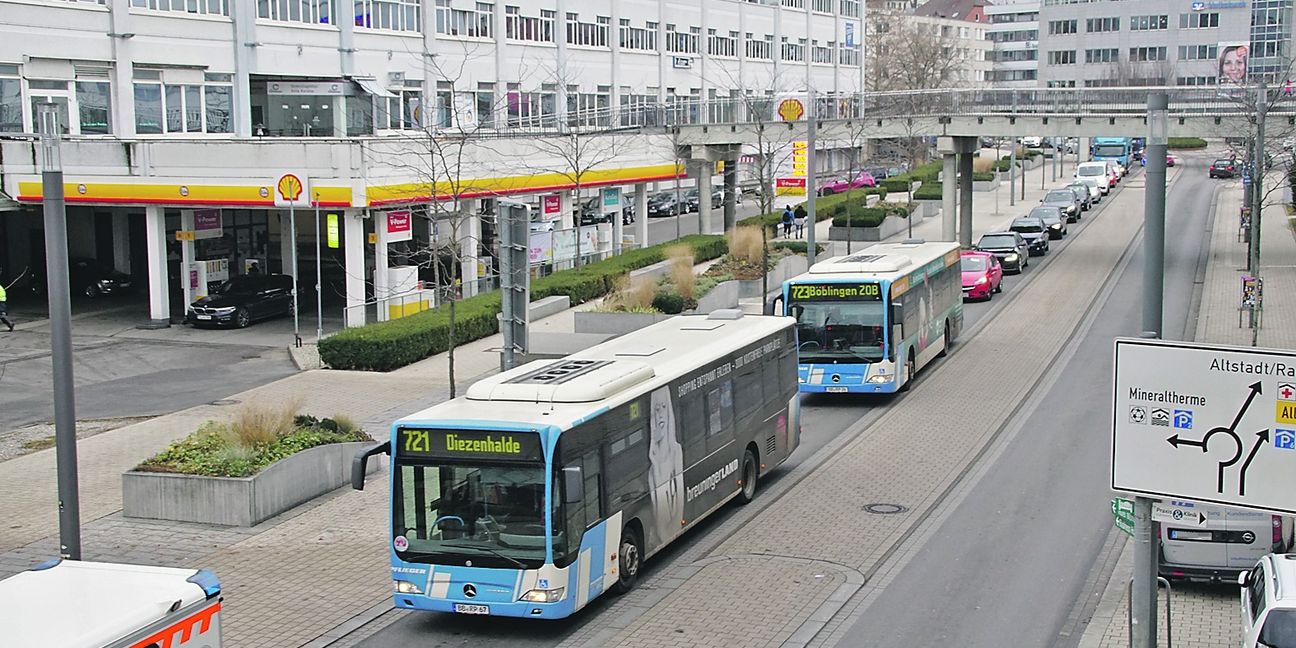 Alltag für die Busfahrer in Böblingen: Sie stehen, wie hier in der Wolfgang-Brumme-Allee, im Stau, und können dadurch die Fahrpläne nicht einhalten. Bild: SDMG/Dettenmeyer