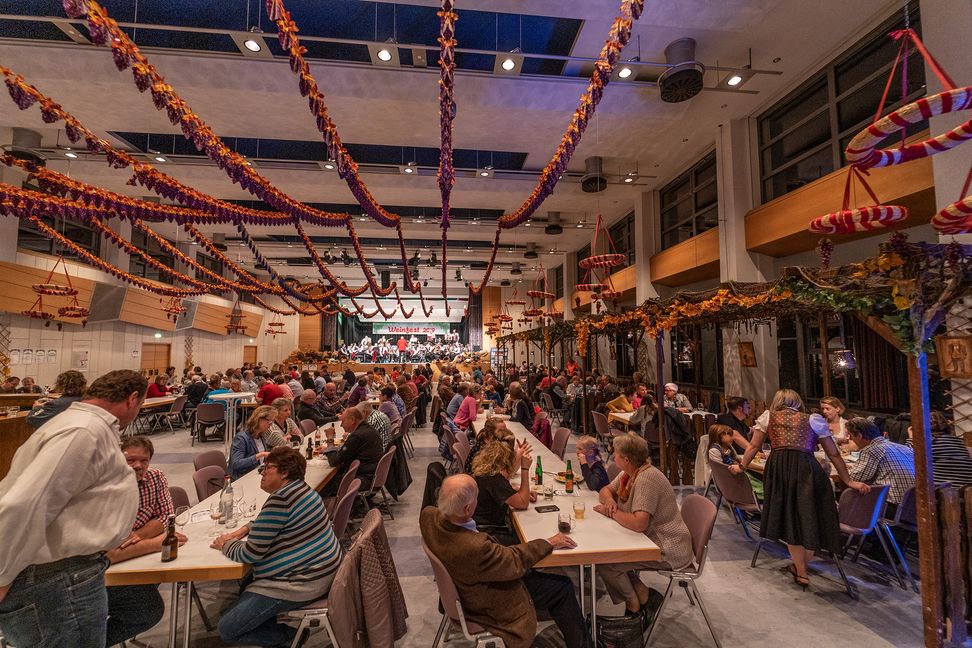 Mit Girlanden wie immer beim Weinfest geschmückt, die Festhalle Magstadt.      Bild: Richter