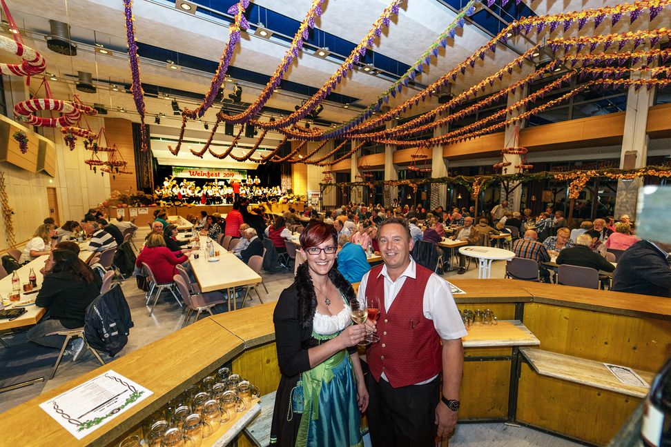Im Weinbrunnen schenkten Monika Gonther und Reinhold Mayr die Weine aus.         Bild: Richter