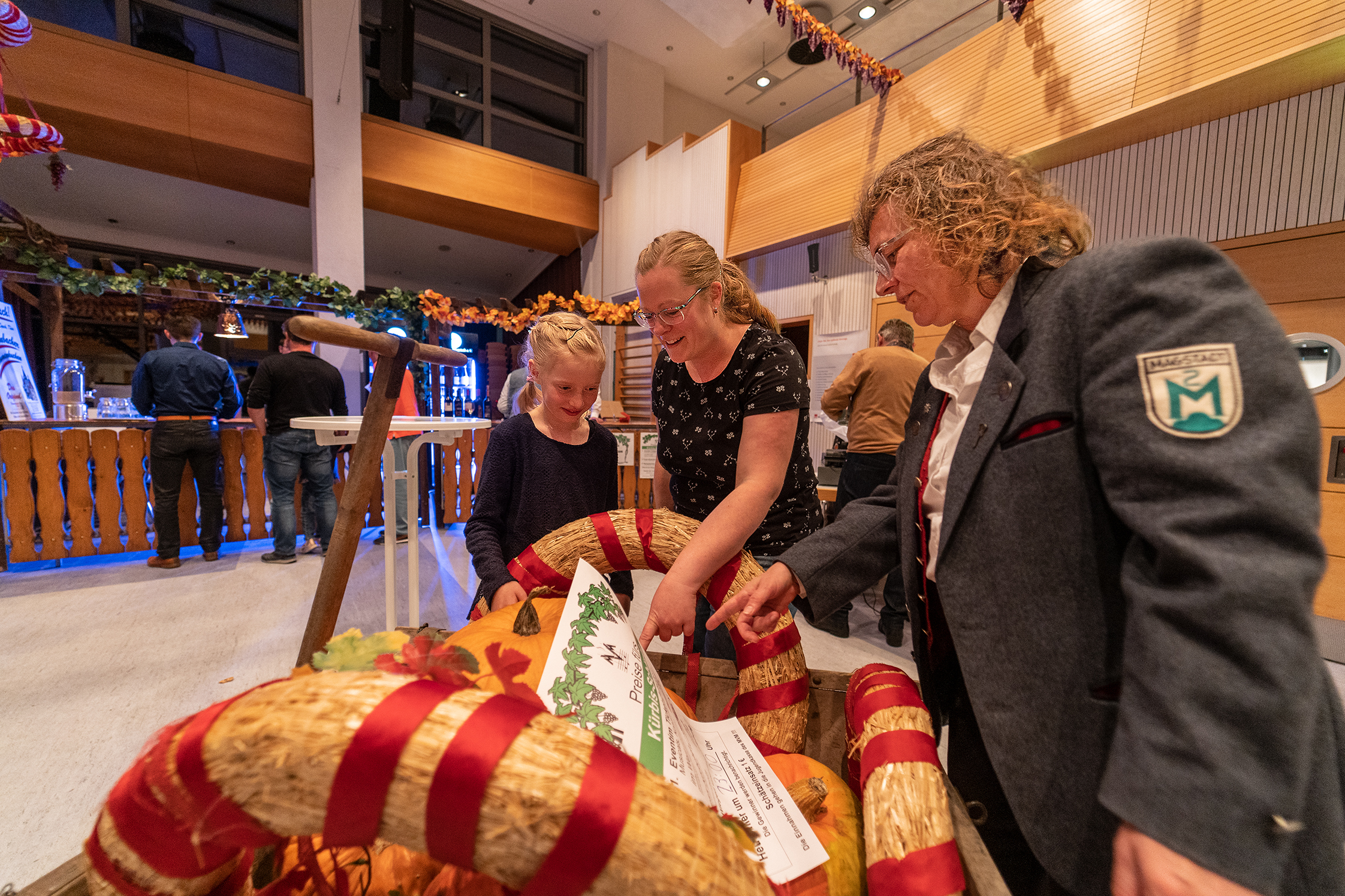 Wie viel wiegen wohl die Kürbisse? Das fragen sich die neunjährige Sophia und ihre Mutter Christine Busse und auch Iris Eberle De Lemos vom Musikverein.        Bild: Richter