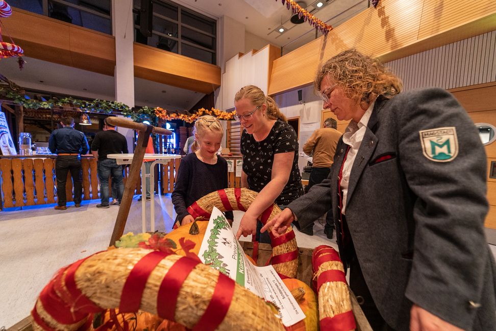 Wie viel wiegen wohl die Kürbisse? Das fragen sich die neunjährige Sophia und ihre Mutter Christine Busse und auch Iris Eberle De Lemos vom Musikverein.        Bild: Richter