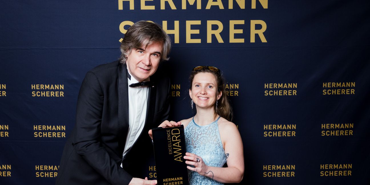 Verena Schmidt erhält von Hermann Scherer den Ecxellene Award. Bild: Justin Bockey
