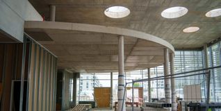 Ein Blick in die Eingangshalle des Flugfeldklinikums. Die Öffnungen für die Lampen sieht man schon an der Decke.