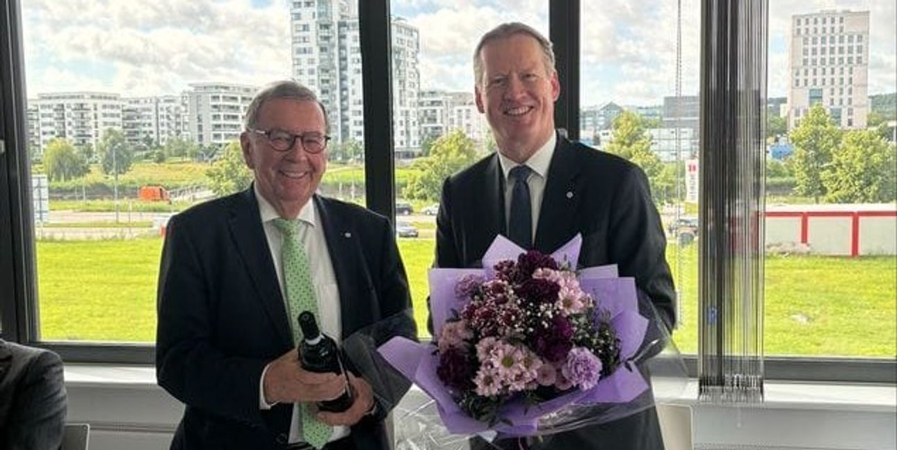 DRK-Generalsekretär Christian Reuter (rechts) verabschiedet Michael Steindorfner als Vorsitzenden des Rechtsausschusses des DRK-Bundesverbandes