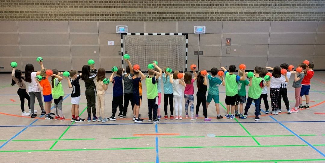 Gleich wird aufs Tor geworfen. Die Zweitklässler der Johann-Bruecker-Grundschule hatten Spaß bei der ungewöhnlichen Sportstunde. Bild: z