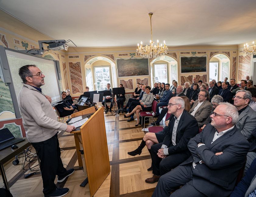 Gartenexperte Volker Kugel spricht über den Klimawandel und seine Folgen im Garten. In der ersten Reihe rechts der CDU-Ortsvorsitzende Karl Peter Hoffmann und Bürgermeister Martin Thüringer.