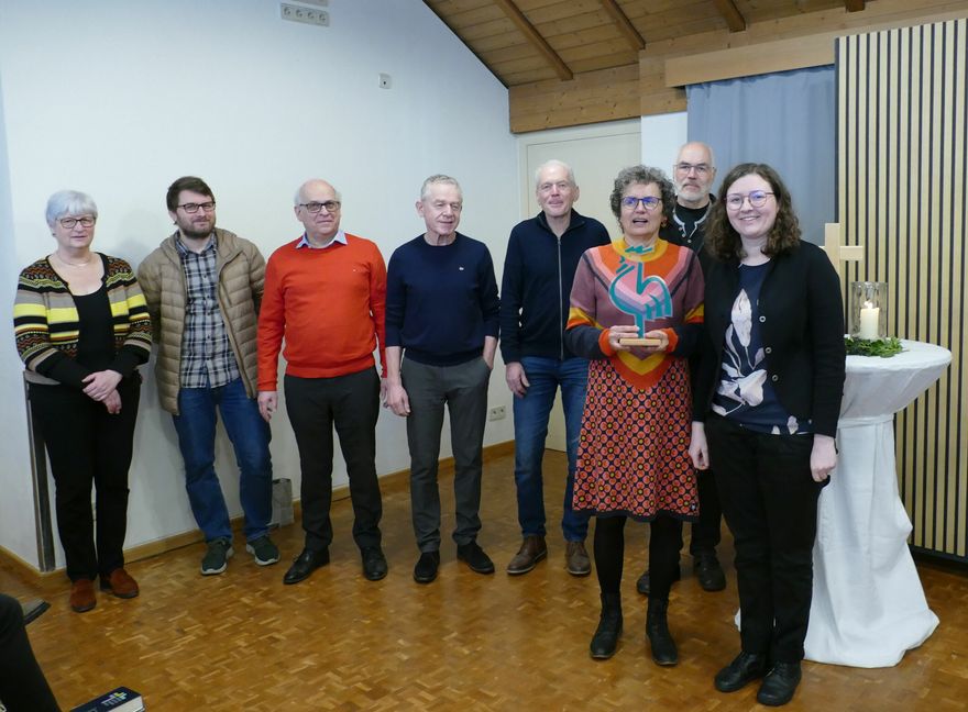 Das Darmsheimer Umwelt-Team Claudia Schäfer, Pascal Sautter, Kirchenpfleger Uli Groß, Thomas Buck, Werner Salzer, Ulrike Stepper, Fritz Stepper und Katharina Saile vom Umweltreferat der Oberkirchenrats in Stuttgart. Bild: Lück