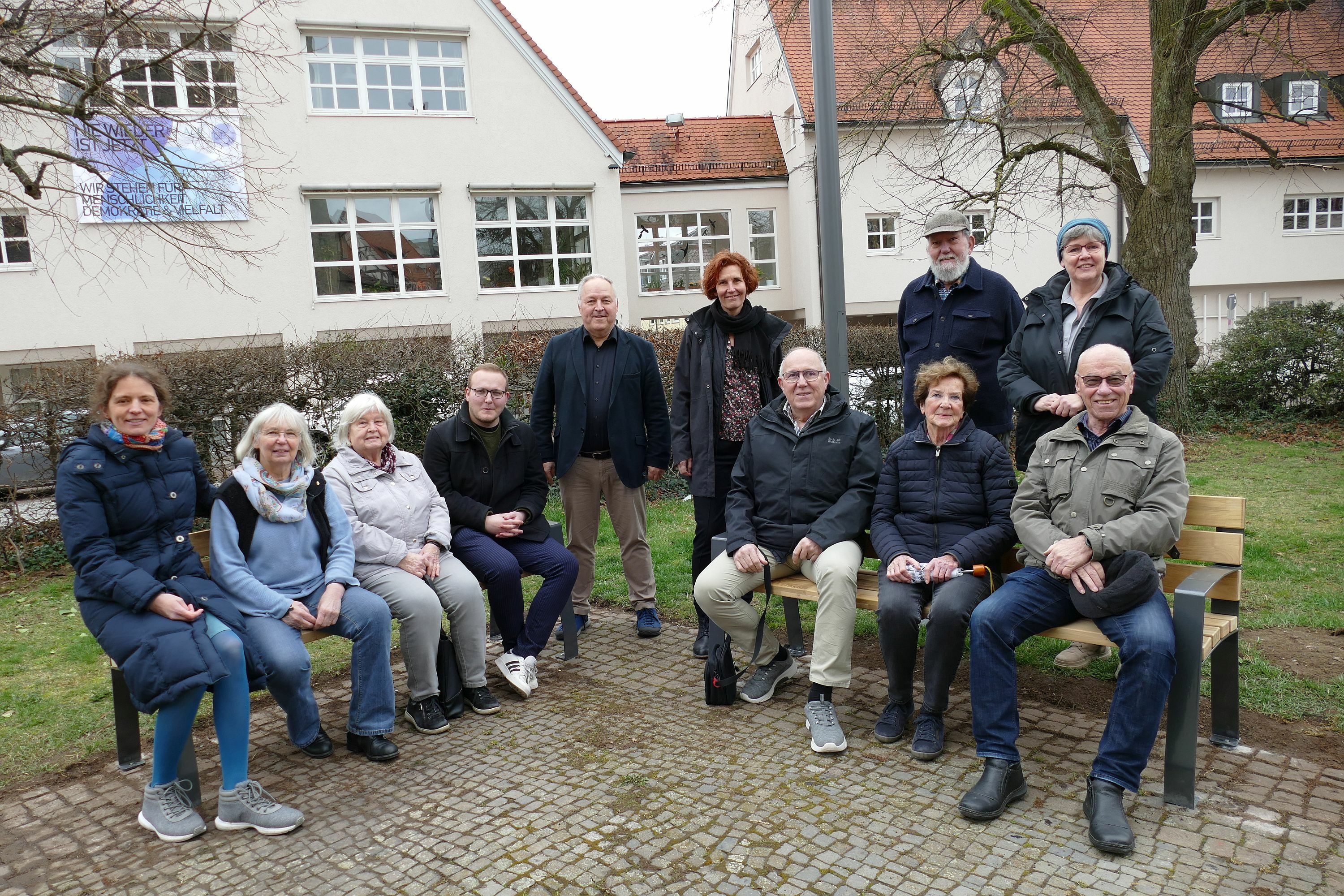 Pfarrerin Gabriele Conrad (links), hinten stehend Pfarrer Jens Junginger, Dr. Corinna Clemens, Wolfgang Trefz und Christine Hemme von Stadtgrün zusammen mit Kirchengemeindemitgliedern. Bild: Lück