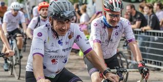 Auch Tatort-Kommissar Richy Müller (links) und Jens Vögele treten am Feiertag in die Pedale. Bild: sportfotograf