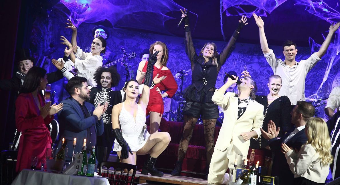 Schräge Vögel versammeln sich zu Geisterstunde.