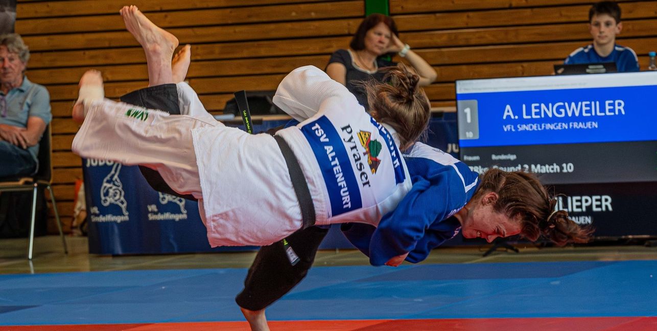 Im zweiten Anlauf erfolgreich: VfL-Kämpferin Alina Lengweiler  (unten) wirft die Altenfurterin Carlotta Schlieper.
