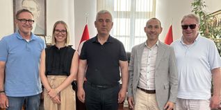 Die Böblinger Delegation mit ihrem Gastgeber von links: Stadtrat Dr. Thorsten Breitfeld, Städtepartnerschaftsbeauftragte Fiona Faas, Bürgermeister Prof. Dr. Tanju Çelik, Oberbürgermeister Dr. Stefan Belz und Stadtrat Jürgen Haar