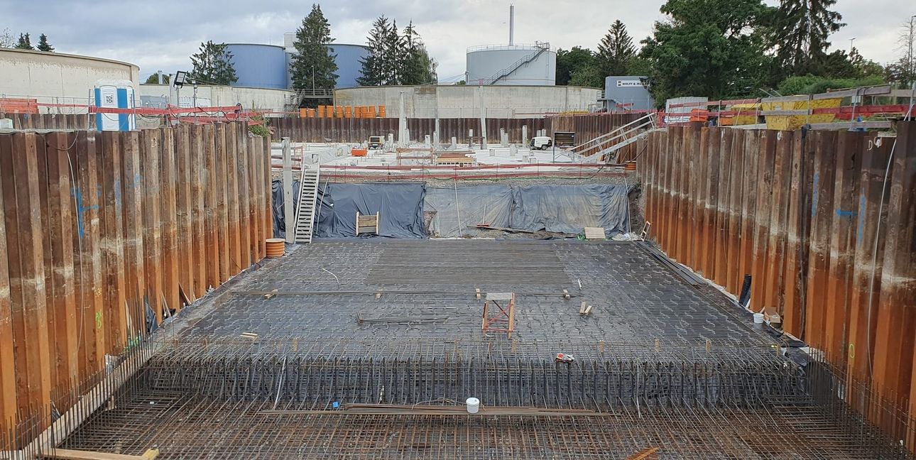 Wegen der steigenden Anforderungen an den gewässerschutz entstehen für 67 Millionen Euro an der Kläranlage neue Becken. Fertigstellung: Voraussichtlich 31. Dezember 2031.