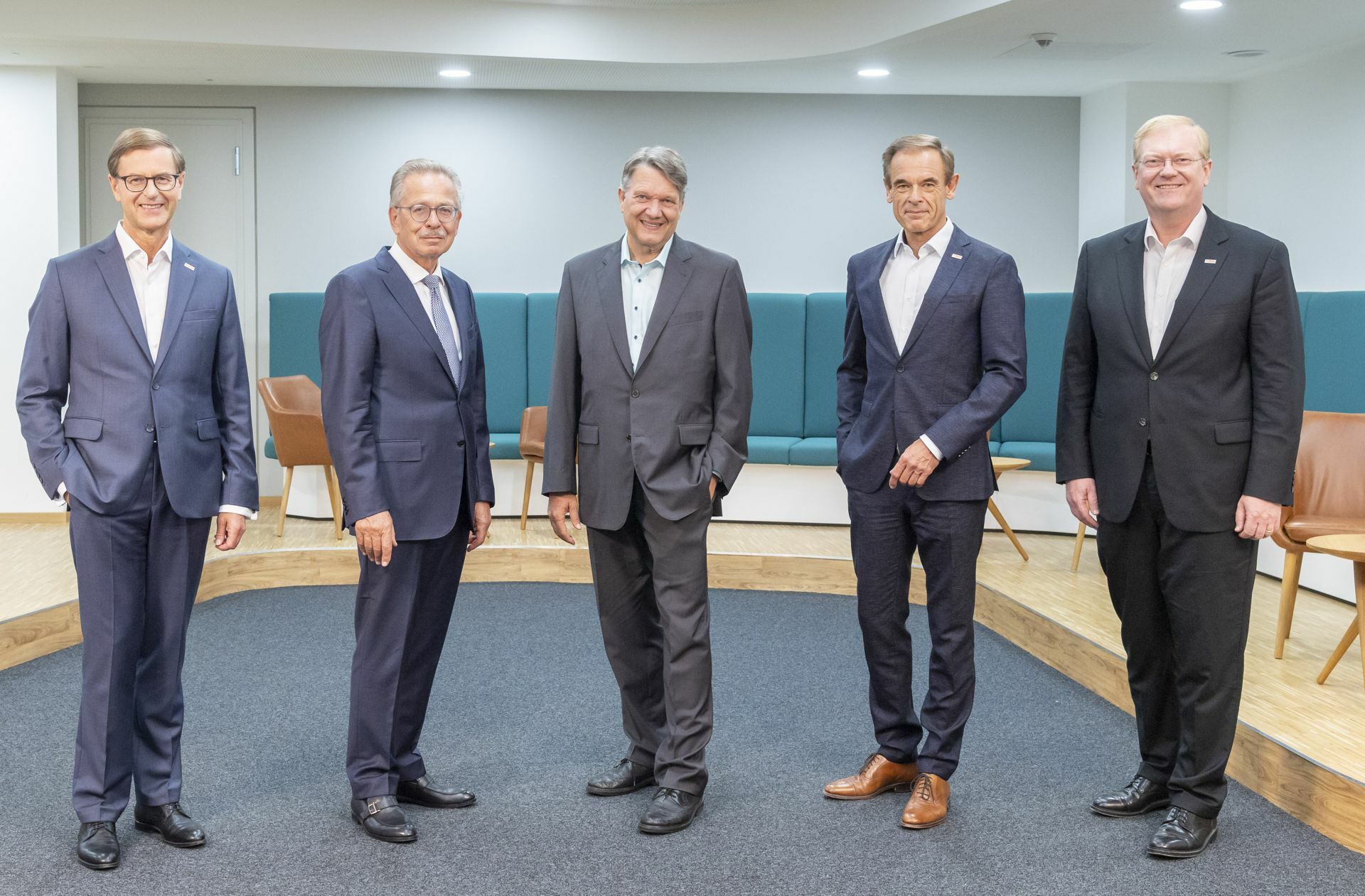 Wechsel bei Bosch-Managern:  Stefan Asenkerschbaumer (von links)  folgt auf Franz Fehrenbach, in der Mitte Christof Bosch als Vertreter der Familie Bosch, daneben Volkmar Denner und sein Nachfolger Stefan Hartung.
 Foto: osch/Martin Stollberg