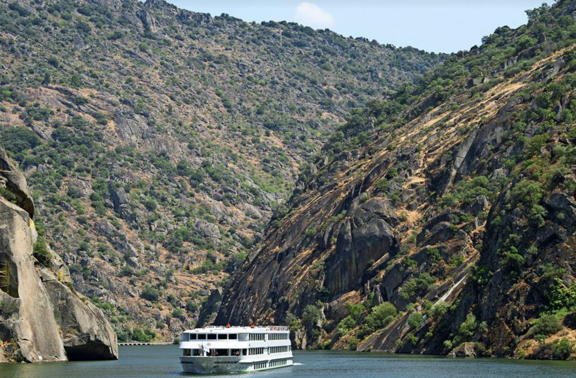Durch dieses Nadelöhr müssen alle durch: An manchen Stellen ragt das Ufer des Douro fast senkrecht in die Höhe. Dort müssen sich die Kapitäne absprechen, wer wann durchfahren kann –  denn für zwei Schiffe nebeneinander fehlt der Platz.