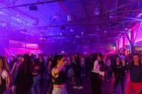So war es bei der 90er Party in der Legendenhalle der Motorworld in BB bei bester Stimmung