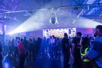 So war es bei der 90er Party in der Legendenhalle der Motorworld in BB bei bester Stimmung