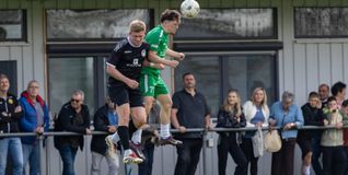 Kane Ehmke vom GSV Maichingen gewinnt das Kopfballduell gegen Philipp Schiele.