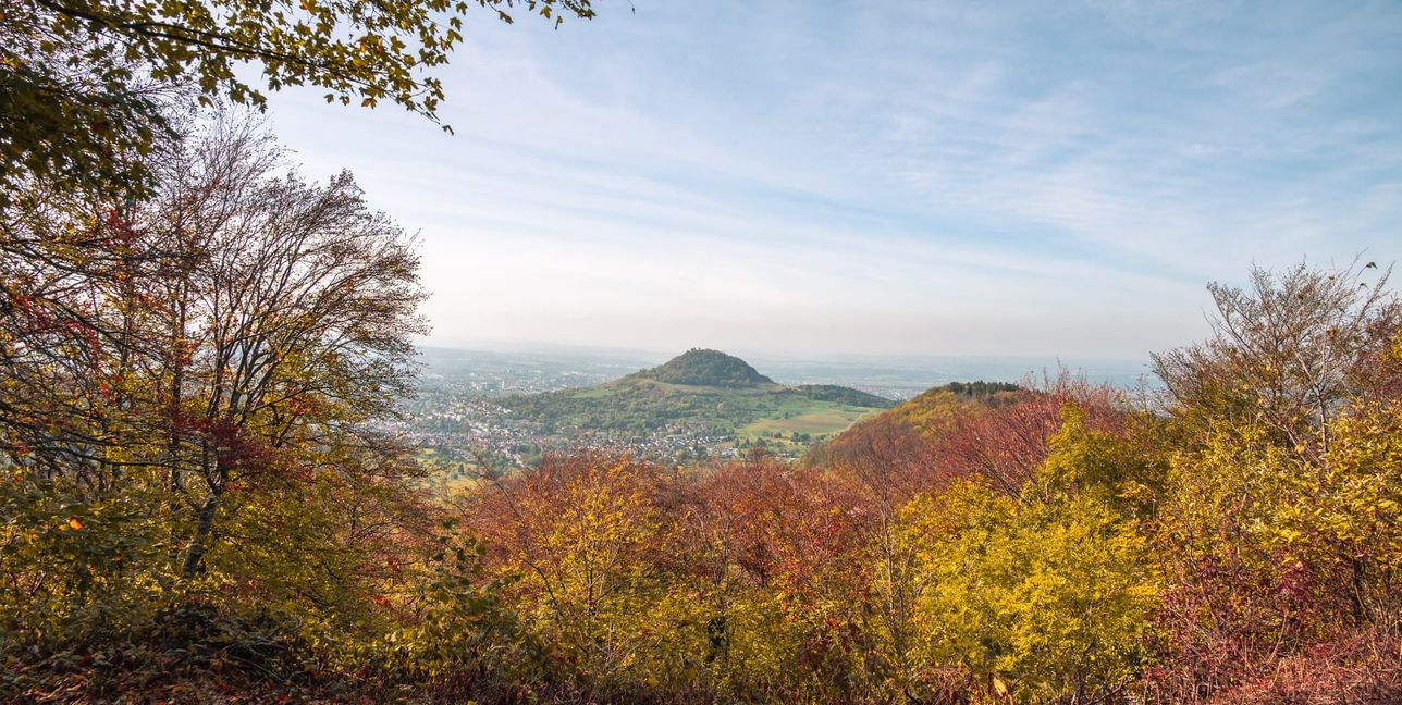 Der Blick auf die Achalm und Eningen ist gerade im Herbst sehr farbenfroh.