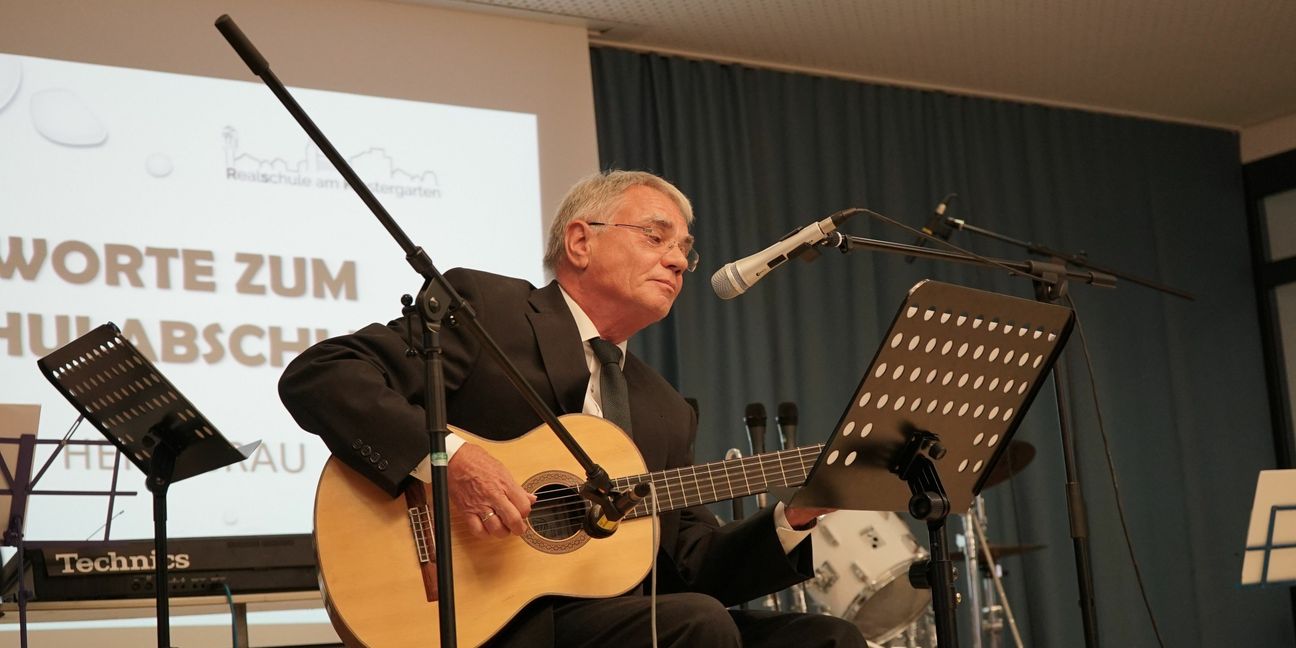 Zum offiziellen Abschied in den Ruhestand hat es sich Klostergarten-Rektor Hans Grau nicht nehmen lassen und hat selbst zur Gitarre ein Ständchen gesungen.   Bild: Heiden