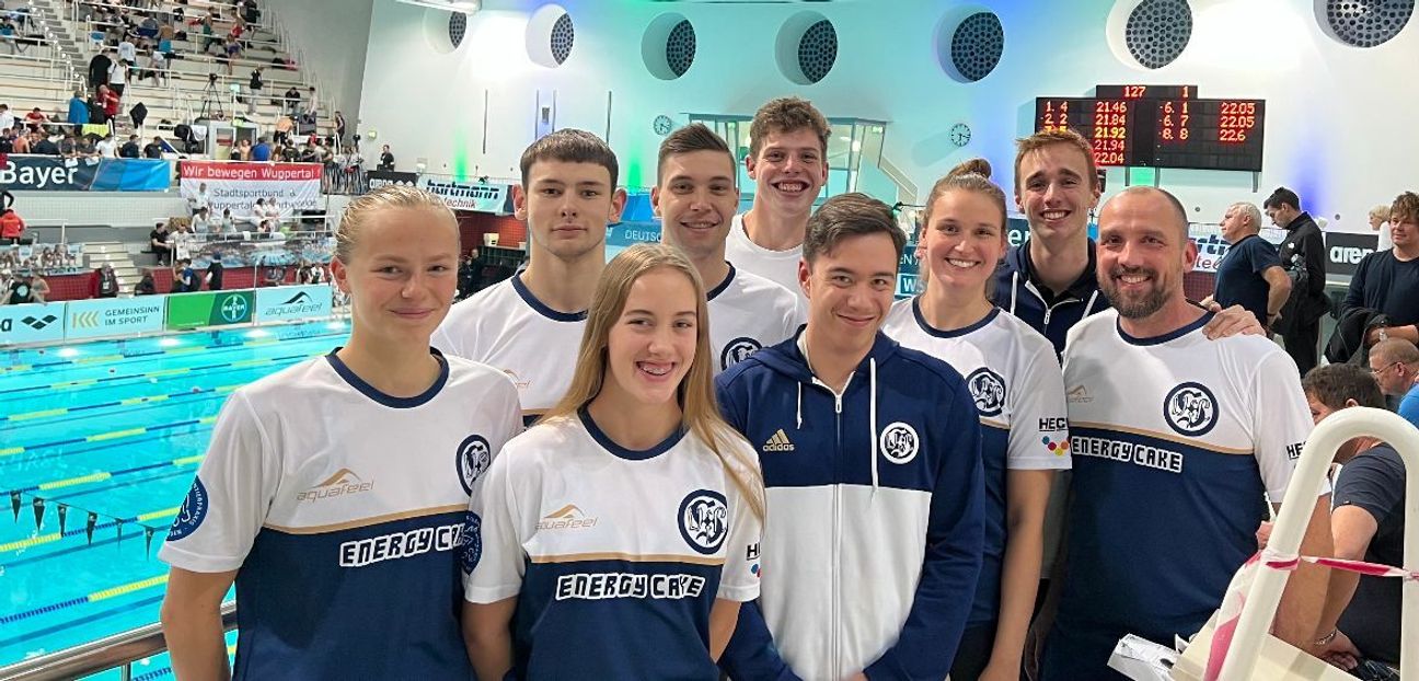 Die Sindelfinger in der Wuppertaler Schwimm-Oper: Marian Plöger, Lena Mantz, Patrick Perez, Annika Bruhn, Marvin Dahler, Trainer Peter Lemesch (von links). Bild: z