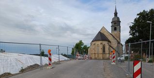 Die Bauzäune an der Grabungsstätte bleiben vorerst stehen, weil das Areal gesichert werden muss. Bilder: Elbers