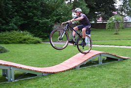 Simon Gegenheimer zeigt auf der Pumptrack vor der evangelischen Kirche in Kuppingen, wie gut er sein Mountainbike beherrscht.    Bild: Reichert